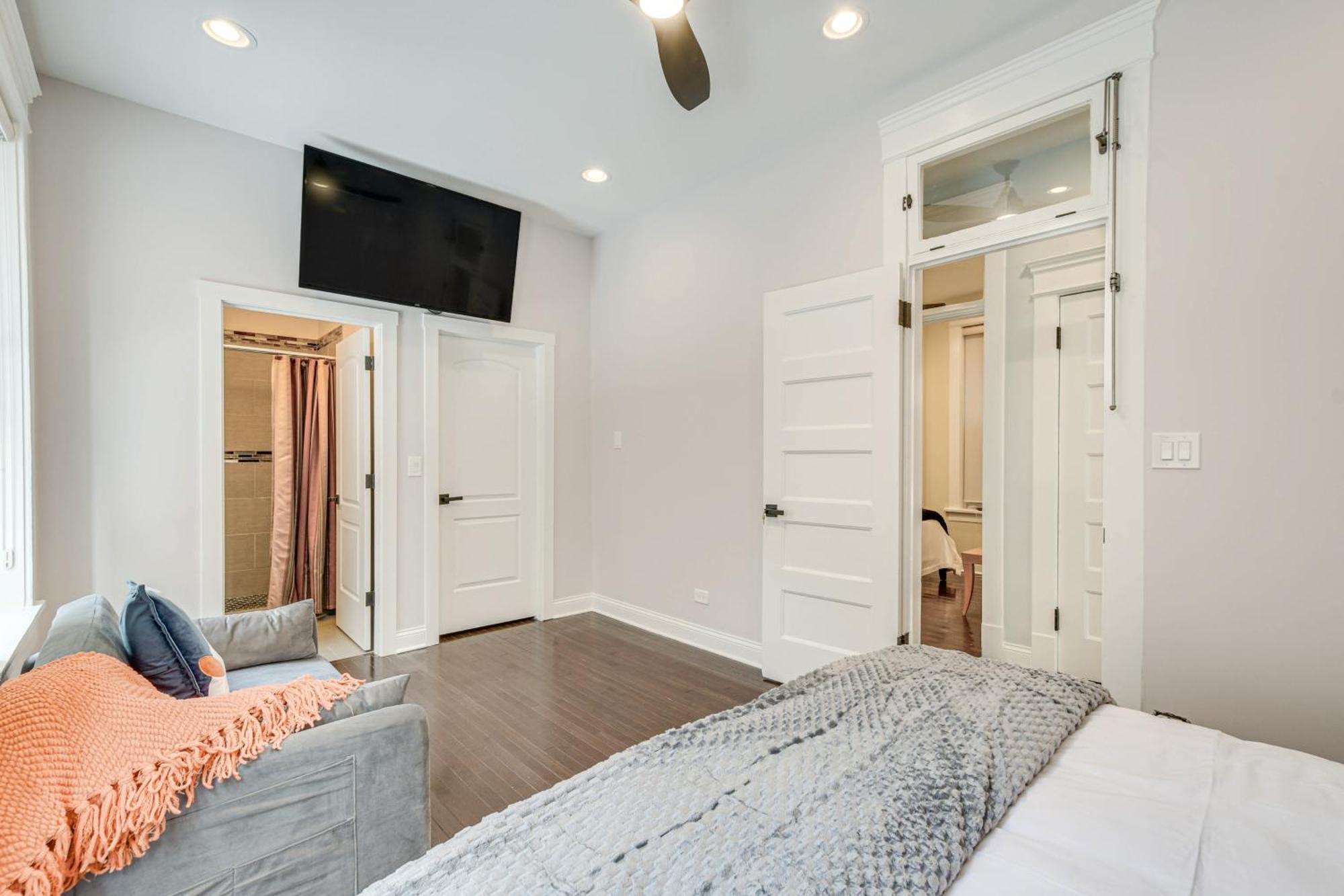 Spacious Condo With Deck About 3 Mi To Downtown Chicago! Bagian luar foto