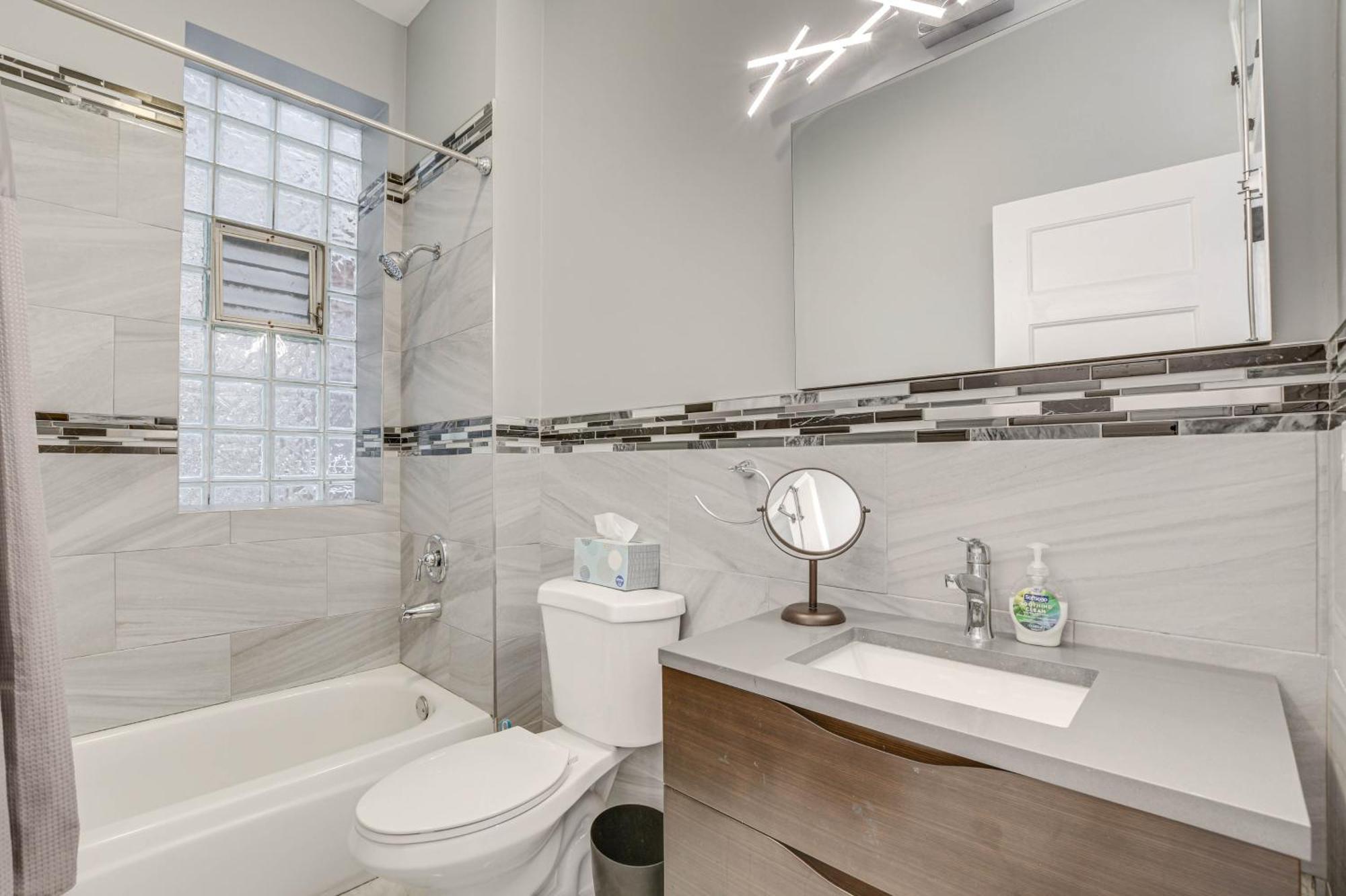 Spacious Condo With Deck About 3 Mi To Downtown Chicago! Bagian luar foto